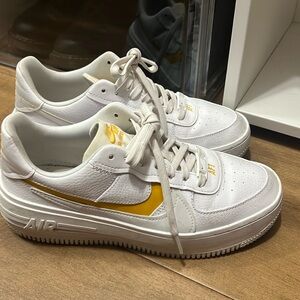 Platform Airforce 1s white and yellow/gold